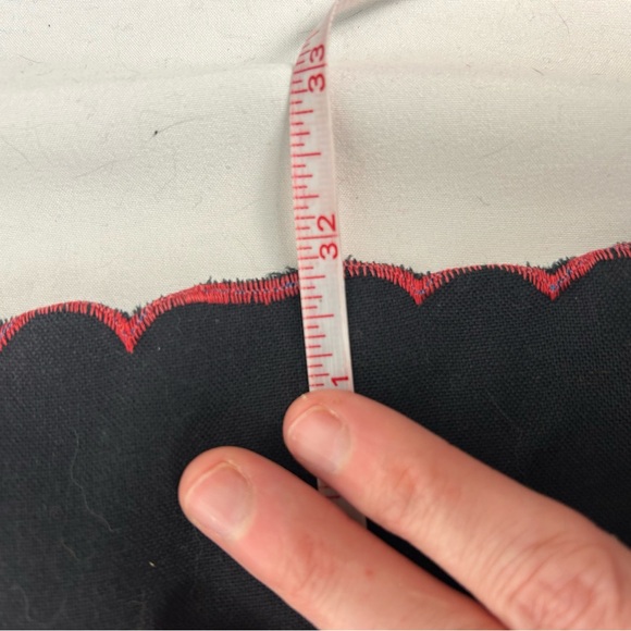 Vintage Floral Embroidered Small Table Runner 32in Long - Picture 4 of 7